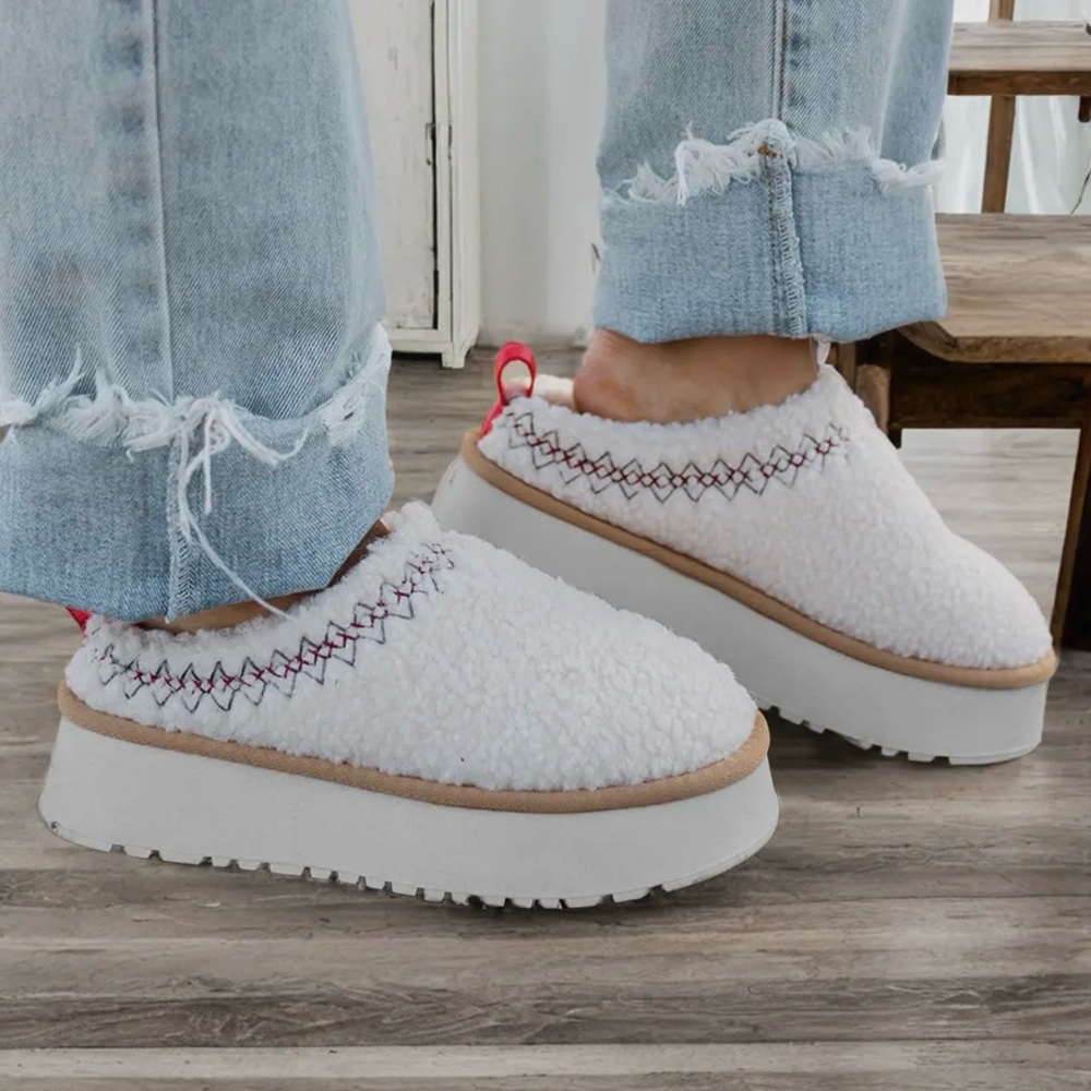 Women’s UGG D U P E - fuzzy, platform slippers